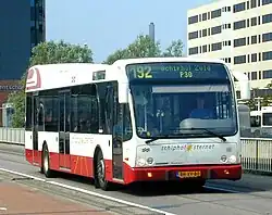 Oudere Schiphol Sternet huisstijl op een GVB bus.