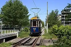 Tram op de Museumtramlijn, op brug 1552, vertrekt van de halte Koenenkade.
