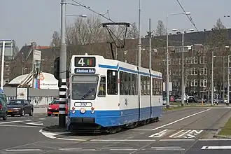 Dubbelgelede wagen 797 op het Europaplein in Amsterdam-Zuid. Dit tramtype deed dienst tussen 1979 en 2016.