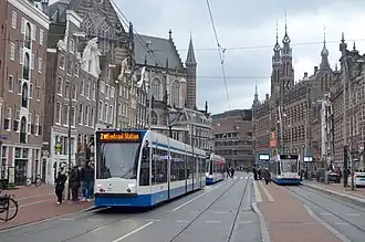 Combino 2053 op lijn 2 op de halte Dam op de Nieuwezijds Voorburgwal.