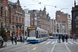 Combino 2067 op lijn 17 op de Nieuwezijds Voorburgwal