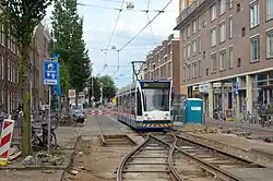 GVB lijn 5 op het kopeindpunt Marnixstraat; 19 augustus 2020.