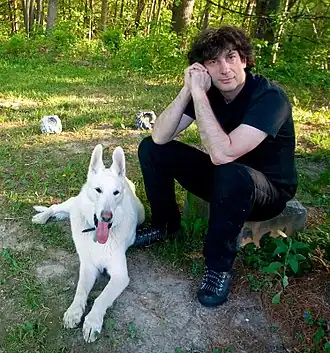 Gaiman en zijn hond Cabal