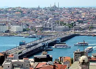 De Galata-brug met de wijk Eminönü op de achtergrond. De brug is een van de weinige bruggen in de wereld die zowel open kan als geëlektrificeerde tramsporen gebruikt.