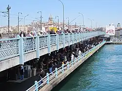 Vissers op de bovenste laag van de brug