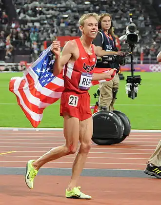 Galen Rupp viert zijn zilveren medaille op de 10.000 m tijdens de OS van 2012, Londen.