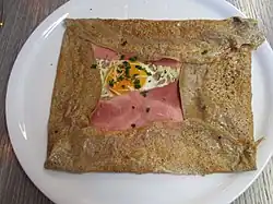 Gallette bretonne met traditionele vulling van ham, kaas en een ei