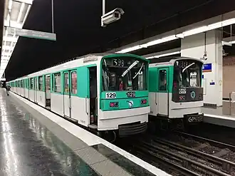 Twee MF 67-treinstellen op station Gallieni