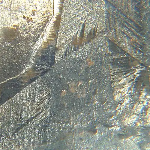 Gegalvaniseerd oppervlak met macroscopische kristallijne verschijnselen, waaronder tweelingen.