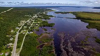 Zicht op Route 320 aan de zuidrand van Gambo, vlak bij de gelijknamige rivier.