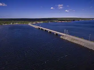Zicht op de Gander Bay Causeway