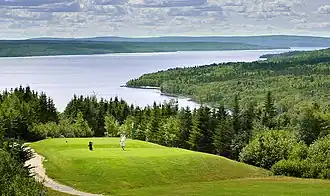 Golfpiste aan de oever van het meer