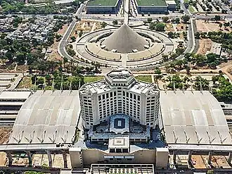 Station van Gandhinagar met bovenin het Dandi Kutir (Zoutberg) museum