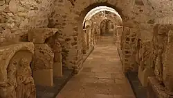 Gang met Gallo-Romeinse grafmonumenten in het museum
