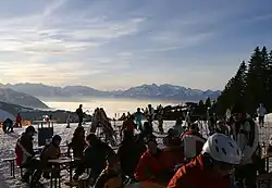 Skigebied Laterns-Gapfohl: uitzicht vanaf de Berghof over het Alpenrijndal (de in mist gehulde steden Rankweil en Feldkirch) op de achtergrond de Zwitserse bergen met de Alpstein-bergen.