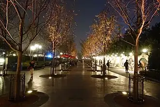 De wandellaan met aan de rechterzijde de mozaïeken