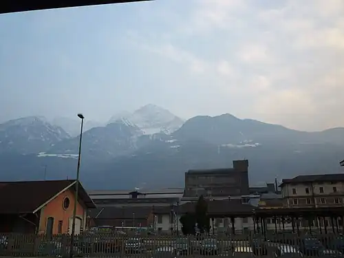 Sporen bij het station van Aosta, de staalfabriek Cogne en op de achtergrond de bergen Becca di Nona en de monte Emilius