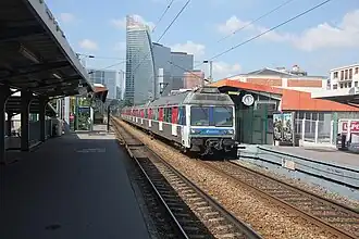 Zicht naar La Défense, een Z 6400-treinstel komt het station binnen.