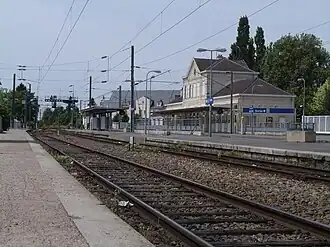 Zicht over de perrons, met het stationsgebouw.