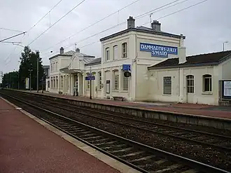 Zicht over het perron, met het stationsgebouw.