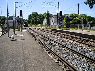 Een trein uit Parijs komt het station binnen.