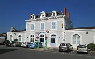 Stationsgebouw straatzijde in 2014