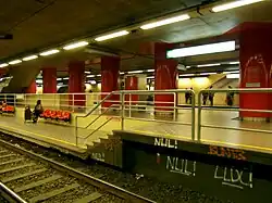 Middenperron met overstap tussen tram en metro.