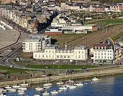Het station gezien vanop de hoogten van Le Tréport; op de achtergrond: Mers-les-Bains