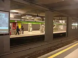 De sporen en perrons van lijn 2 met de dragende zuilen tussen de spoorbakken