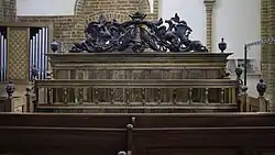 Herenbank met later aangebracht opzetstuk uit eind 17e eeuw met de wapens Julsingh-Heinsius.[4]