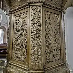 Close-up houtsnijwerk van de preekstoel