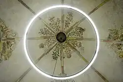 Bij de restauratie van 2013 werd rondvormige verlichting aangebracht onder de gewelven