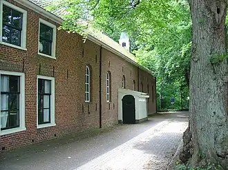 De garnizoenskerk met aangebouwde pastorie in Oudeschans
