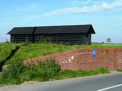 Schotbalkhuisje bij de oostelijke dijkcoupure in Garnwerd