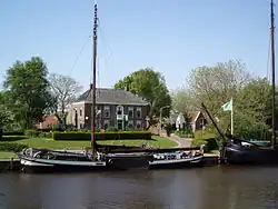 Het Reitdiep met café Hammingh, het vroegere veerhuis.