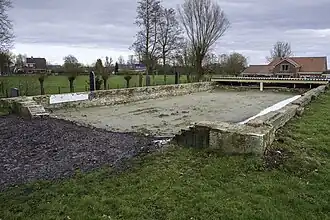 Fundamenten van de voormalige kerk in 2016