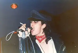 Gary Holton tijdens een optreden met The Heavy Metal Kids in 1974