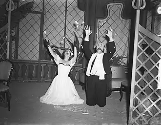 Scène uit het toneelstuk Gasten op het kasteel (1949)