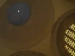 Gat in het dak waar de zon door schijnt