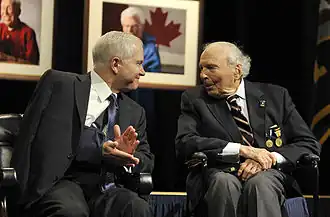 Frank Buckles (rechts, toen 107) op 6 maart 2008 in het Pentagon met Robert Gates
