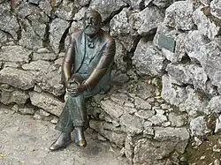 Beeld van Gaudi in de tuin