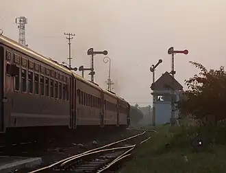 Trein op station Madiun (2005).