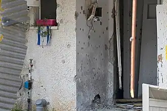 Een huis in Kfar Aza met kogelinslagen.