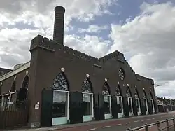 Zicht op het gebouw met de stoomketels