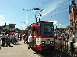 Tramdrukte voor het Centraal Station (rechts).