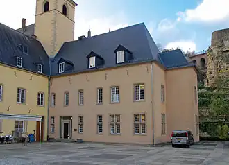 Het instituut is gevestigd in de abdij van Neumünster