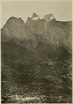 De beide tweelingpieken gezien tijdens een Britse expeditie in 1899 van William Robert Ogilvie-Grant en Henry Ogg Forbes.