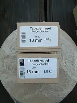 Dozen met geblauwde spijkertjes