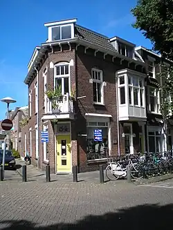 Geboortehuis van Wim Sonneveld aan de Jan Pieterszoon Coenstraat 84