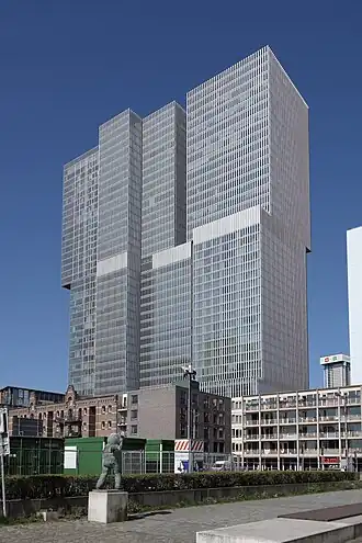 De Rotterdam gezien vanuit oostelijke richting, Van der Vormplein.